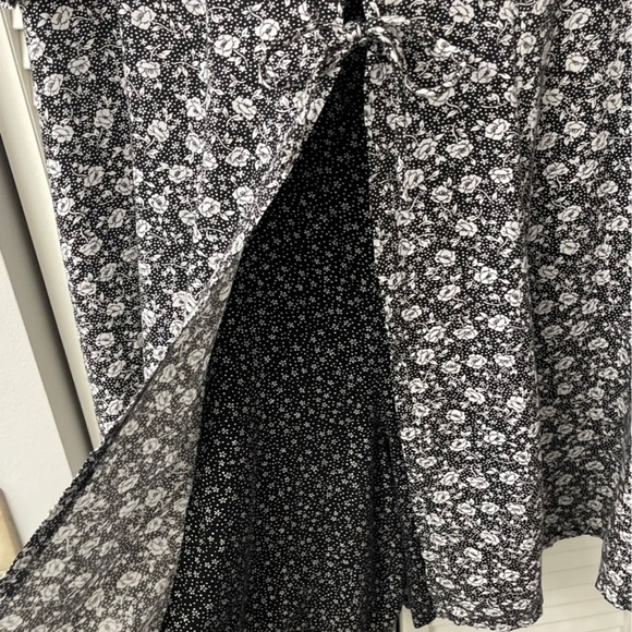 EUC Women’s Romper (Size 22/24) - Picture 3 of 7